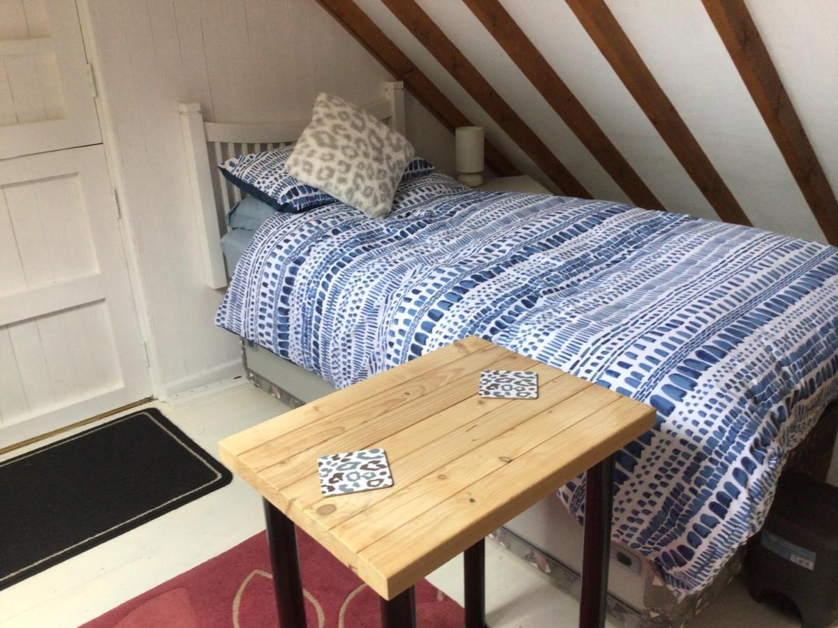 Cozy Camborne Studio Retreat With Two Single Beds エクステリア 写真